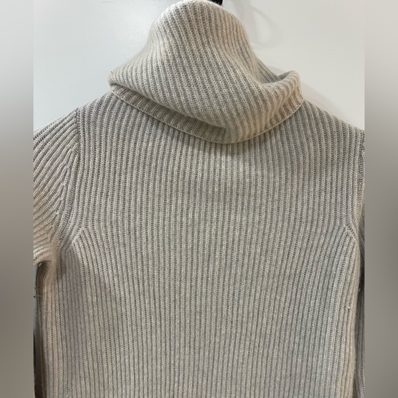 Cashmere turtleneck grey sweater with pockets - Picture 3 of 4